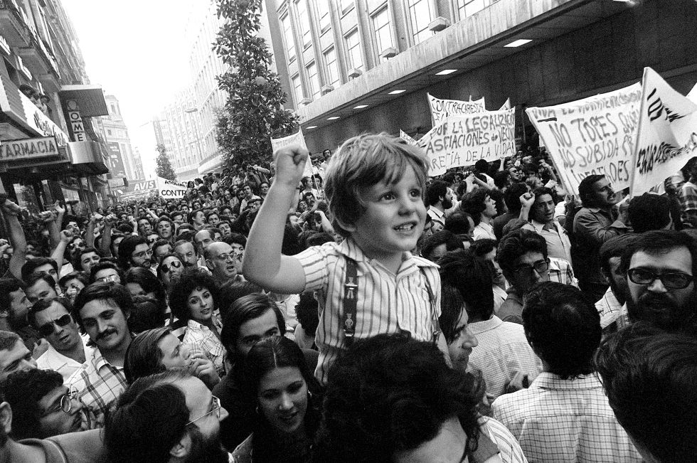 23fhumanitas's tweet photo. La gente se agolpa a la entrada del Congreso para ver la salida de los militares
#Contraataque #PuebloUnido #23F https://t.co/BBj83UUEZr