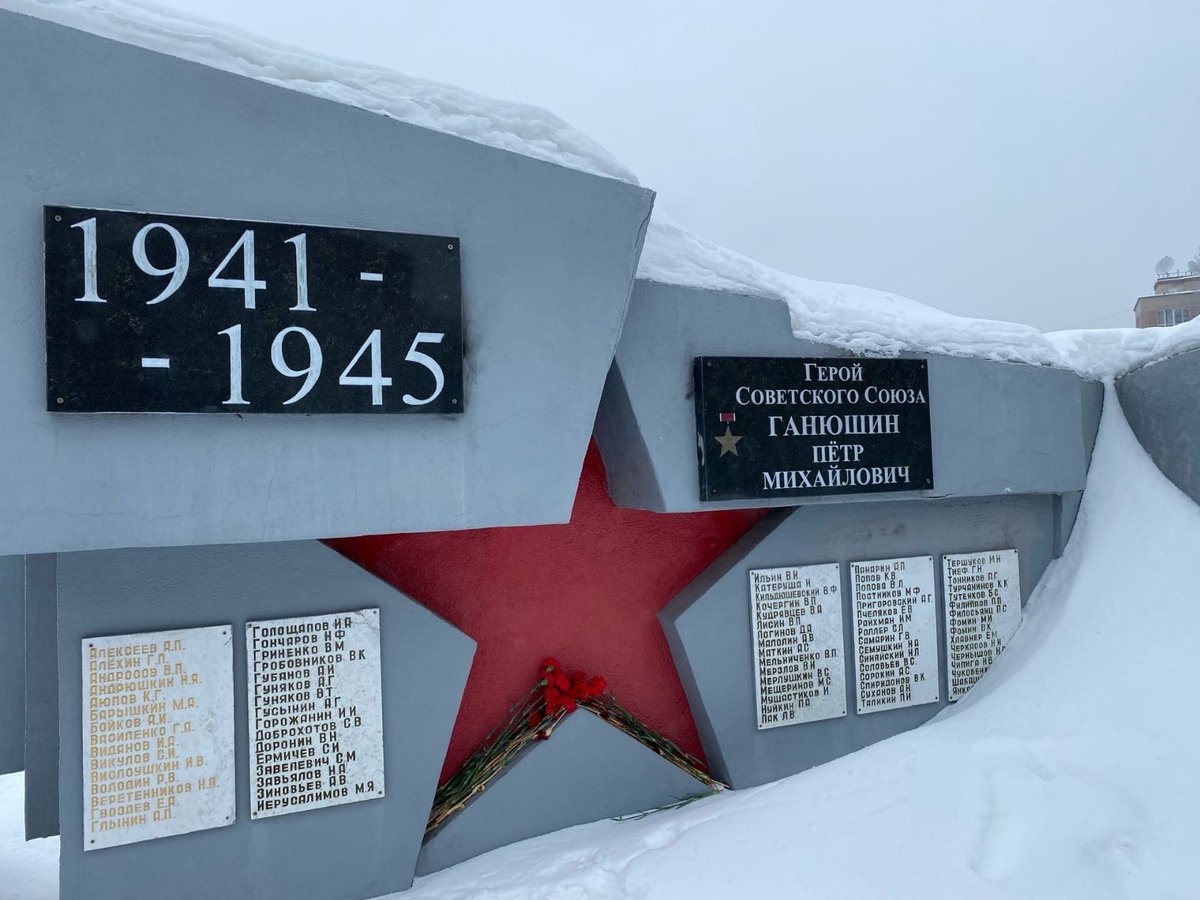 School67samara's tweet photo. 22 февраля волонтёрский отряд "Неравнодушные" принял участие в Акции "Возложение цветов к памятным местам", посвящённой Дню защитника Отечества. Ребята возложили цветы к Стеле Памяти  погибших в годы войны студентов и преподавателей Куйбышевского государственного пед.института. https://t.co/r5TSJaSjEv