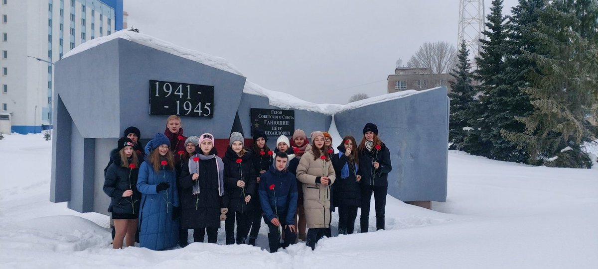 School67samara's tweet photo. 22 февраля волонтёрский отряд "Неравнодушные" принял участие в Акции "Возложение цветов к памятным местам", посвящённой Дню защитника Отечества. Ребята возложили цветы к Стеле Памяти  погибших в годы войны студентов и преподавателей Куйбышевского государственного пед.института. https://t.co/r5TSJaSjEv