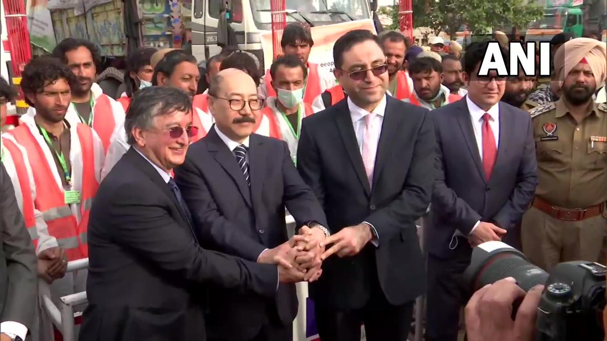 FMamundzay's tweet photo. Truly an honor to witness the flagging off ceremony of India’s wheat assistance shipment to Afghanistan at Attari today.50,000 metric tonnes or more than 2,500 trucks of wheat is one of the largest food contributions done by any country to support 🇦🇫in this difficult hour. 🇦🇫🙏🇮🇳 https://t.co/J8794L51df