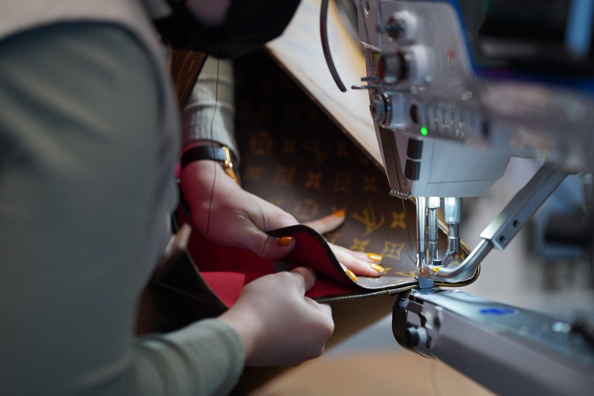 BrunoLeMaire's tweet photo. Le luxe fait rayonner le génie créatif français et l’excellence française partout dans le monde entier.
Louis Vuitton est un des socles de ce savoir-faire unique au monde. https://t.co/2urHeE718i
