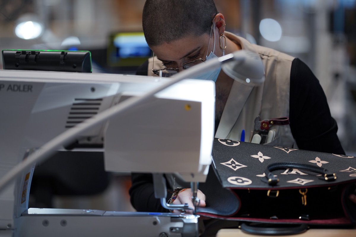 BrunoLeMaire's tweet photo. Le luxe fait rayonner le génie créatif français et l’excellence française partout dans le monde entier.
Louis Vuitton est un des socles de ce savoir-faire unique au monde. https://t.co/2urHeE718i