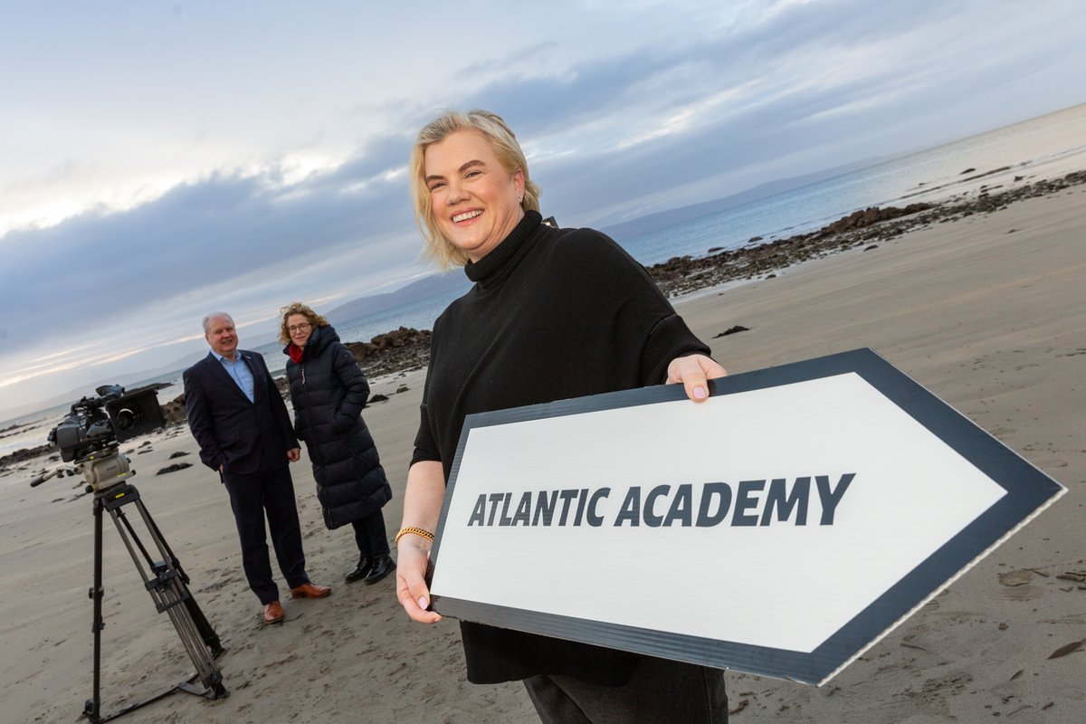 Is í aidhm an chúrsa seo bunscileanna léiriúchán teilifíse a thabhairt do dhaoine le Gaeilge líofa a bhfuil fonn orthu obair sa ghnó. Is féidir iarratas a dhéanamh ach scríobh chuig: dlt@atlanticacademy.ie, roimh an Aoine 25 Feabhra bit.ly/3JMia2s