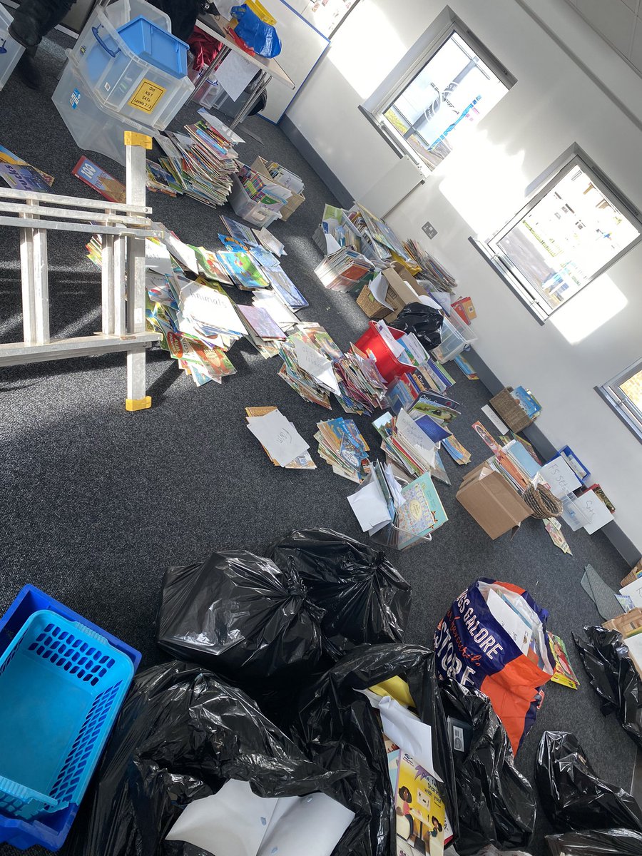 AmyHinchliffe9's tweet photo. Working on an exciting project 👀😁 #WatchThisSpace @WhiteWoodsPAT1 @Dinnington_CPS @julie_tallant @Kathrinedavies https://t.co/Rv3cJJVSdd
