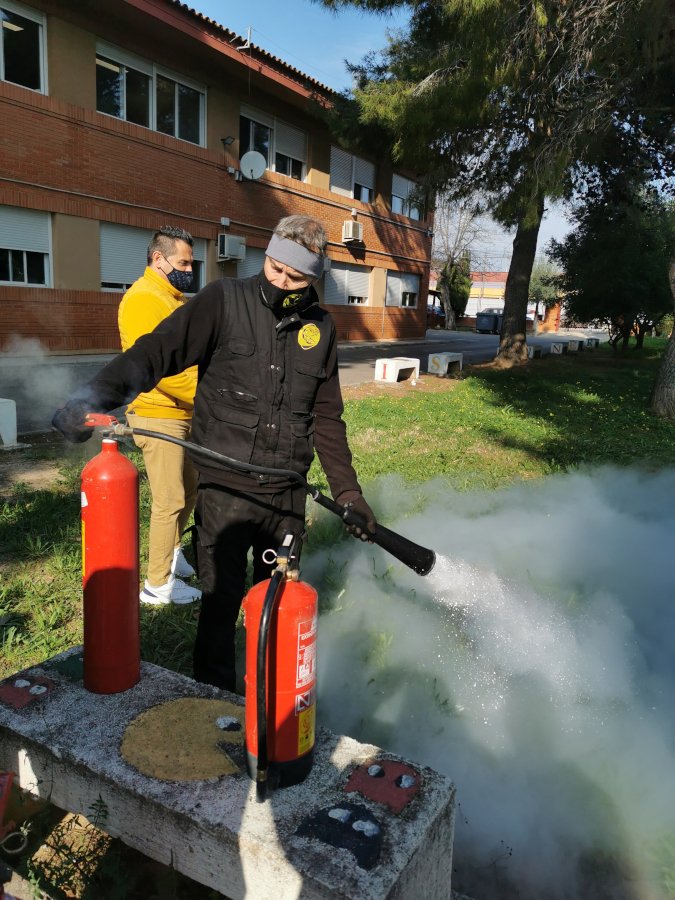 El passat 20 de gener alumnat del cicle superior de Prevenció de Riscos Professionals i del cicle mitjà d'Instal·lacions Frigorífiques van realitzar una interessant activitat sobre formació teoricopràctica en matèria d'extintors.

+ info fpalzira.es/web/index.php/…