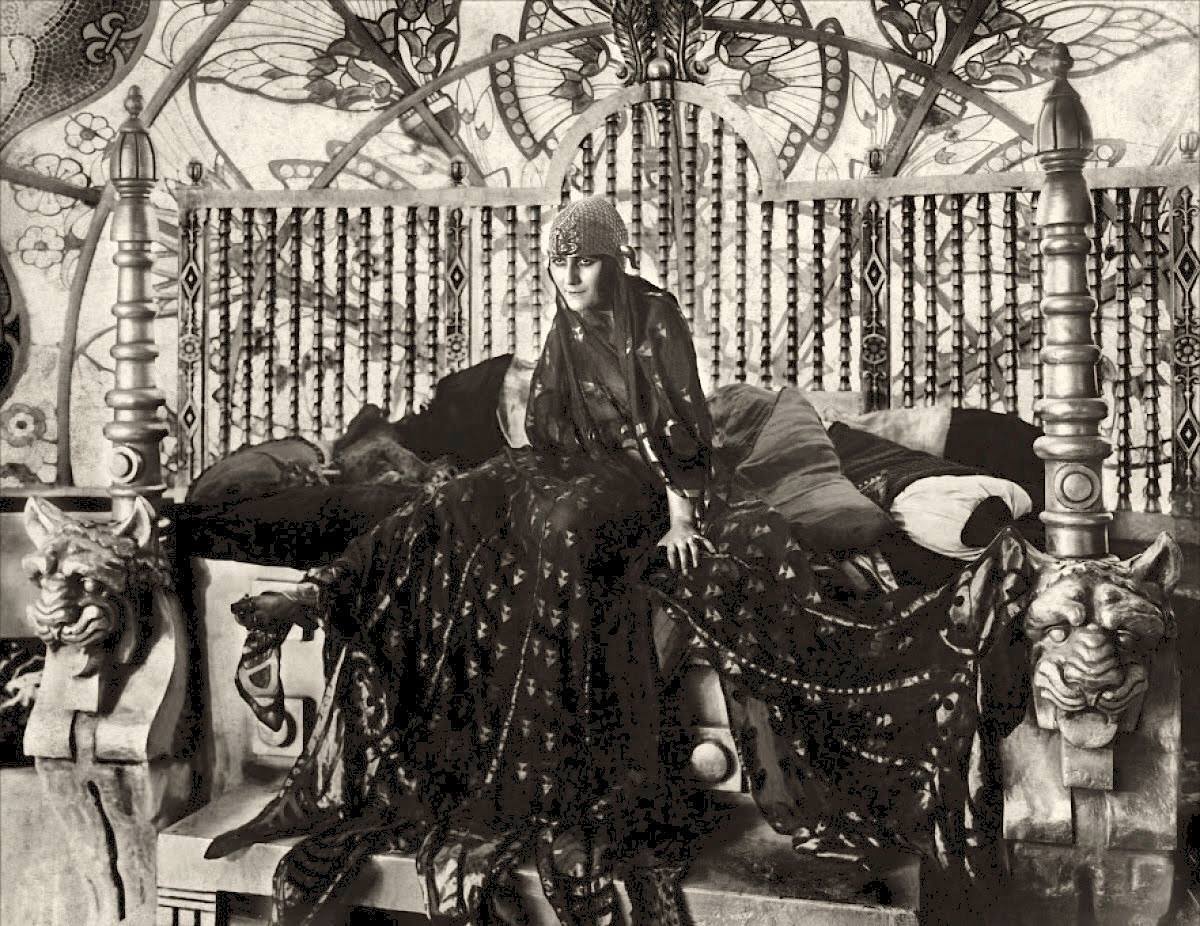 FabioMatteuzzi's tweet photo. #StaciaNapierkowska as Queen Antinéa in “L'Atlantide” [aka #MissingHusbands], directed by #JacquesFeyder (1921) #latlantide #silentera #silentmovie #silentdiva @AlbertGalera @stars_silent @DKSilentFilm @miwi1010 @inpenombra @EvaArriagaD @art4eva_ @JuanFerrerVila @MistralS https://t.co/dyZos1akAd