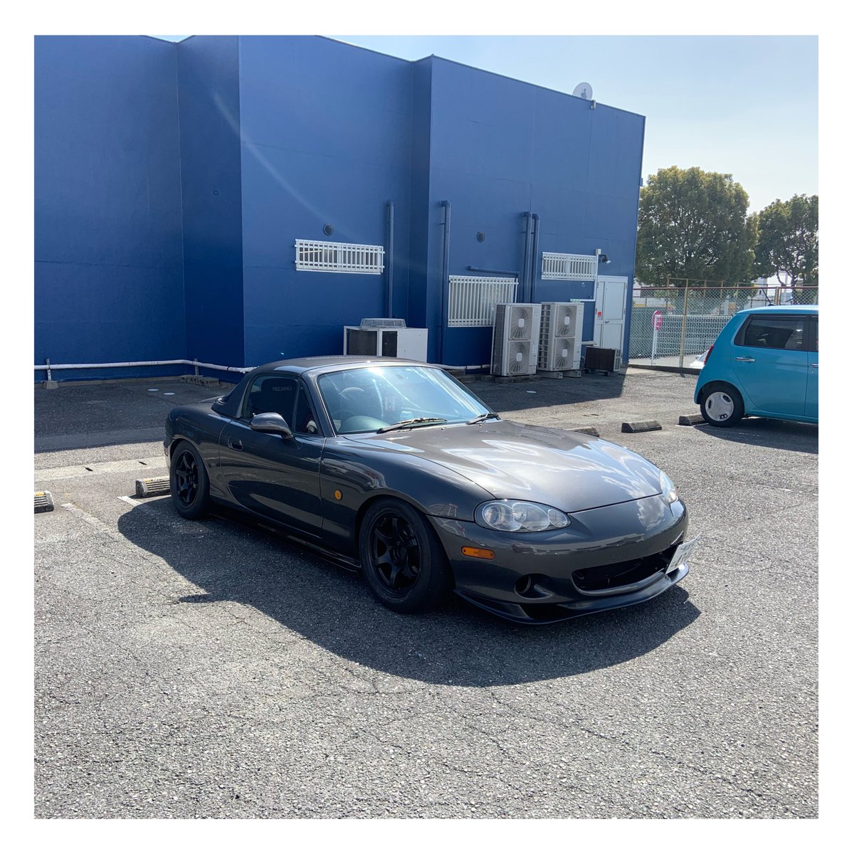 ZC31_ryo's tweet photo. 先日、スイフトからNBロードスターに乗り換えました！
今回ロードスター納車にあたり、色々考えて下さったアウトデルタ様に施行して頂きました。本当にありがとうございます🙇‍♂️
車体の色をアゲートグレーメタリックに塗装しました！

これからまだまだかっこよくしていきます💪 https://t.co/hnpnSb6PPo