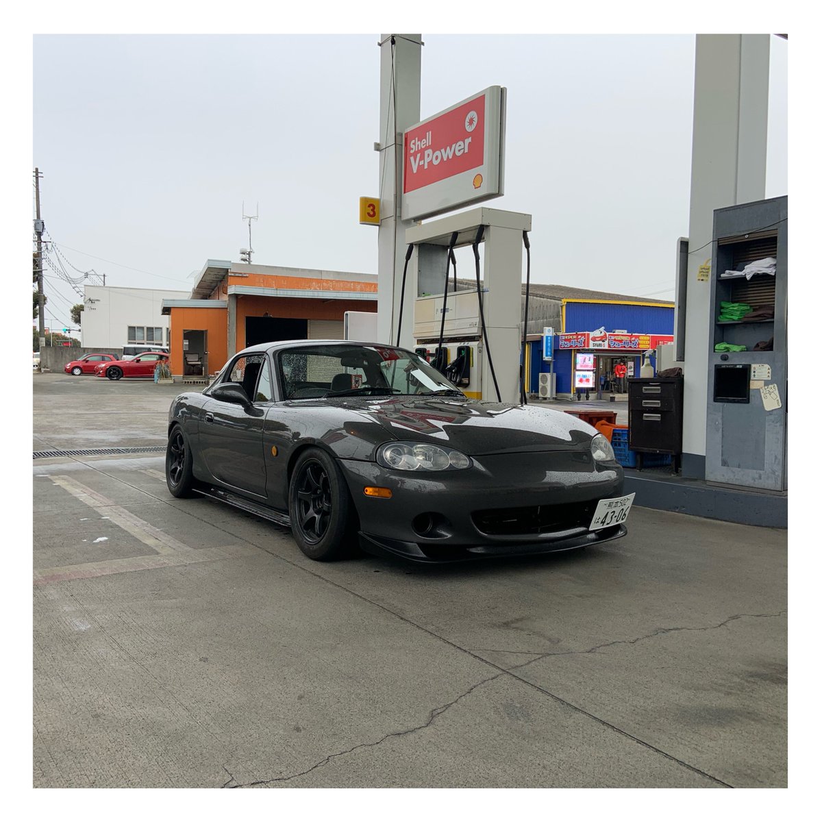 ZC31_ryo's tweet photo. 先日、スイフトからNBロードスターに乗り換えました！
今回ロードスター納車にあたり、色々考えて下さったアウトデルタ様に施行して頂きました。本当にありがとうございます🙇‍♂️
車体の色をアゲートグレーメタリックに塗装しました！

これからまだまだかっこよくしていきます💪 https://t.co/hnpnSb6PPo