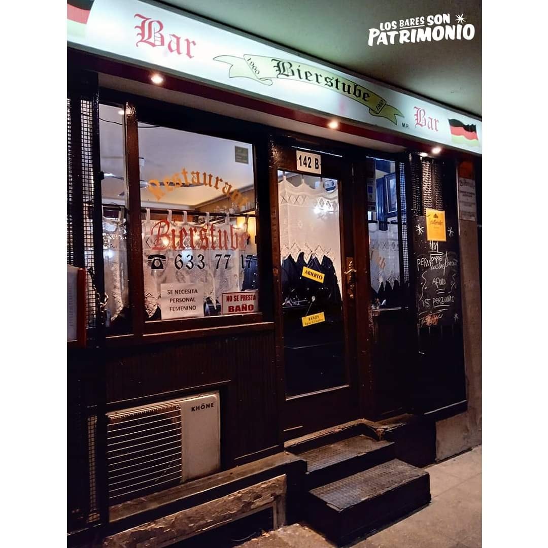 losbaresonpatr1's tweet photo. El "Bierstube", tradición Alemana que tiene más de 61 años y que aún resiste el paso del tiempo. Atendido por su histórico dueño don Heriberto, cervezas, gran ambiente y crudos imperdibles. Hoy, tras un periodo de vacaciones, está de vuelta.
✉️ Merced 142, Santiago https://t.co/Nw0jDeoLte