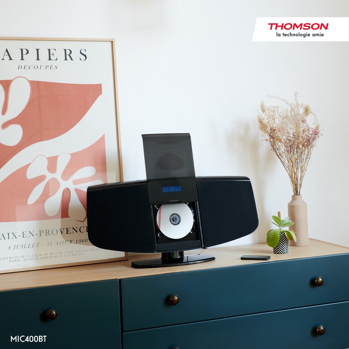 Thomson_FRA's tweet photo. Envie de bonne humeur en musique aujourd'hui, pas vous ! Quel CD on installe dans la micro-chaîne MIC400BT, à la fois CD et Bluetooth ? 😍 

▶️ https://t.co/5Fs2wrqYRC 🎵

#ThomsonAudio #MIC400BT #MicroChaine #Bluetooth #CDAudio #USB #SupportMural #RadioFM https://t.co/tQJT8WXJoT