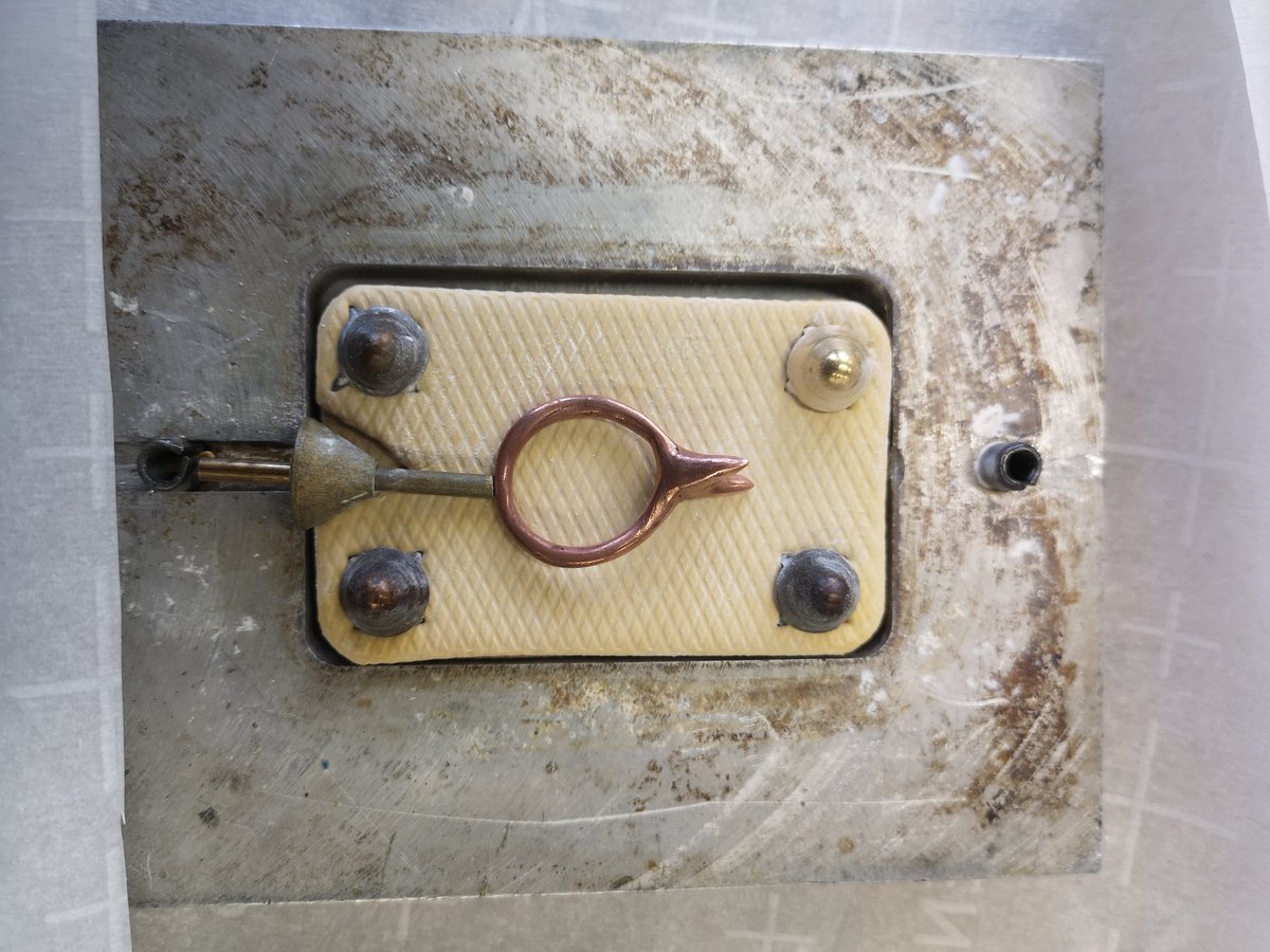 CaitlinDolan_'s tweet photo. Making a vulcanised rubber mould of my Claw Ring, hoping to wax inject and make multiples next week!

#djcad #jewelry #jewellery #carving #casting #lostwax #student #beeltecollection #waxcarving #contemporaryart https://t.co/RR7bjyTFmw