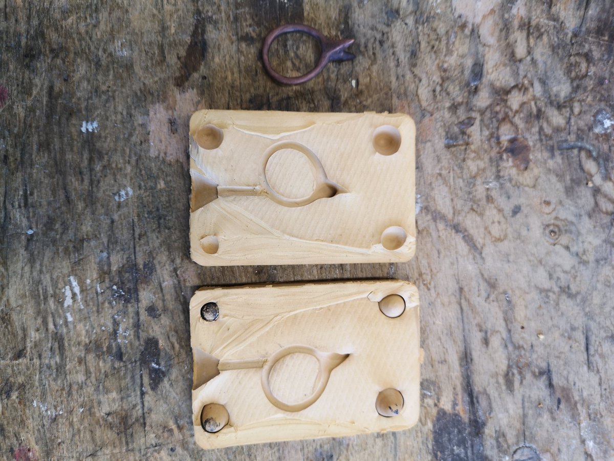 CaitlinDolan_'s tweet photo. Making a vulcanised rubber mould of my Claw Ring, hoping to wax inject and make multiples next week!

#djcad #jewelry #jewellery #carving #casting #lostwax #student #beeltecollection #waxcarving #contemporaryart https://t.co/RR7bjyTFmw