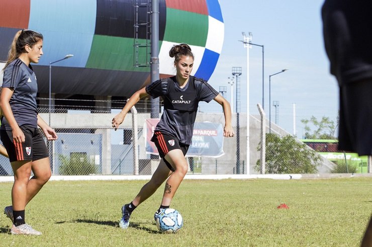 El plantel femenino de River Plate hace pretemporada en “La Pedrera” y jugará un amistoso con la Selección de San Luis.
Más información ➡️ bit.ly/RiverFutFem
#DeportesSanLuis