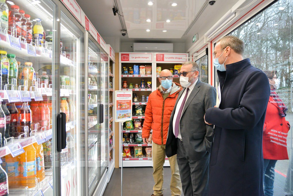 JoelGiraud05's tweet photo. Combien y a-t-il de commerces à Vaugrigneuse en #Essonne ? Aucun.  

Mais des initiatives ont été mises en place, telles que : 
👉 Un distributeur de pain, alternative à la boulangerie 🥖
👉 Une superette automatique, qui simplifie le quotidien. 24/7. Boxy, c’est son petit nom. https://t.co/HyKDvbrJ3s