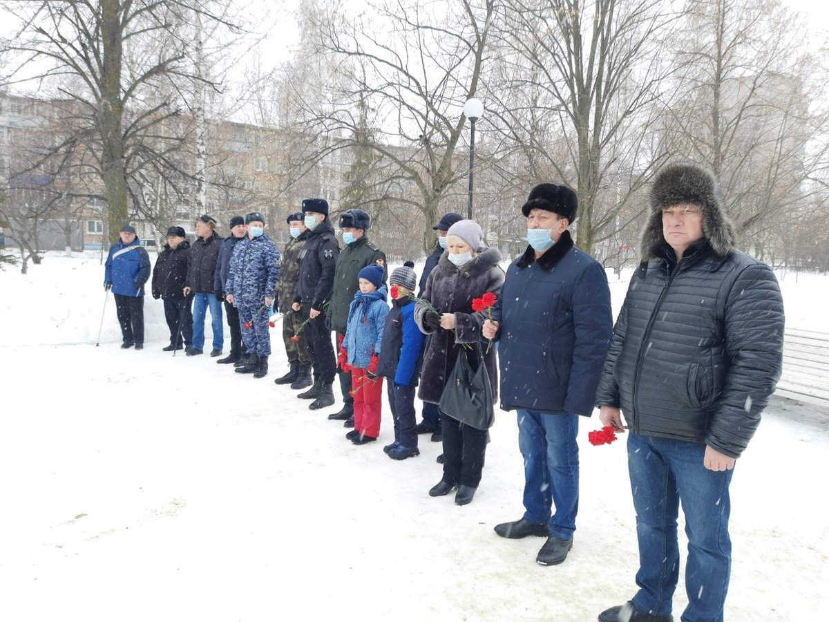 #ЦБС В преддверии Дня защитника Отечества, в сквере 60-летия Победы прошло возложение цветов героям Отечества. Сотрудники библиотеки приняли участие в мероприятии.