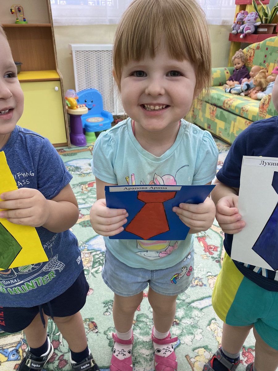 Сегодня ребята группа”Одуванчик”приготовили подарки своим папам.                                              С Двадцать третьим февраля
Поздравляет вся страна
Всех защитников страны,
Чтоб не знал наш мир беды!