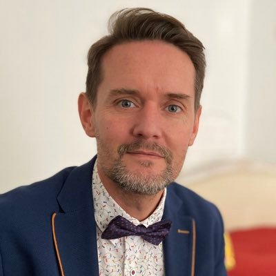 Un journaliste, <a href="/H5nain/">David Guévart 📱🚵🏽‍♂️🏀🏍📰🛫</a> , nommé à  la direction de <a href="/paris_normandie/">paris_normandie</a> : il a commencé comme correspondant à <a href="/NordEclairRbx/">NordEclairRoubaix</a>, a exercé des responsabilités dans des hebdos régionaux, puis au <a href="/CourrierPicard/">Courrier picard</a>. Directeur de <a href="/Nordlitt/">Nord Littoral</a> et des hebdos il rejoint Rouen. Beau parcours 👏