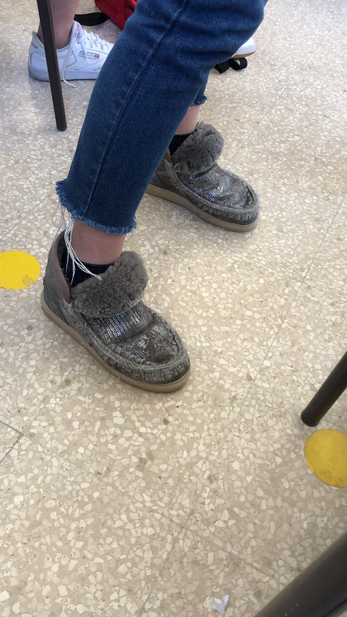 samuelhuncho_'s tweet photo. Entro in classe e mi ritrovo una mia compagna con queste scarpe. Cosa ne pensate ? #disgusto #orrore https://t.co/J2d8QY3dw6