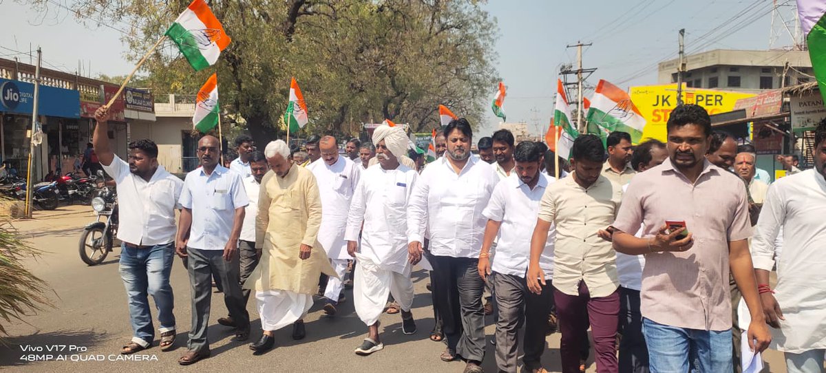 jambagivenku's tweet photo. ರಾಷ್ಟ್ರಧ್ವಜ ವಿರೋಧಿ ಹೇಳಿಕೆ ನೀಡಿ ದೇಶಕ್ಕೆ ಅವಮಾನ ಮಾಡಿದ ಸಚಿವ @ikseshwarappa ಹೇಳಿಕೆಯನ್ನು ಖಂಡಿಸಿ ಅವರನ್ನು ಸಚಿವ ಸಂಪುಟದಿಂದ ವಜಾಗೊಳಿಸಬೇಕು,ದೇಶದ್ರೋಹದ ಕೇಸ್ ಹಾಕಿ ಬಂಧಿಸಬೇಕೆಂದು ಒತ್ತಾಯಿಸಿ #ಬೀಳಗಿ ಪಟ್ಟಣದಲ್ಲಿ ಪ್ರತಿಭಟನೆಯನ್ನು ಹಮ್ಮಿಕೊಳ್ಳಲಾಯಿತು.

ಮಾಜಿ ಶಾಸಕ @JTPatil1 ಅವರು ಉಪಸ್ಥಿತರಿದ್ದರು.
#DeshaDrohiBJP https://t.co/p3GORmQCZy