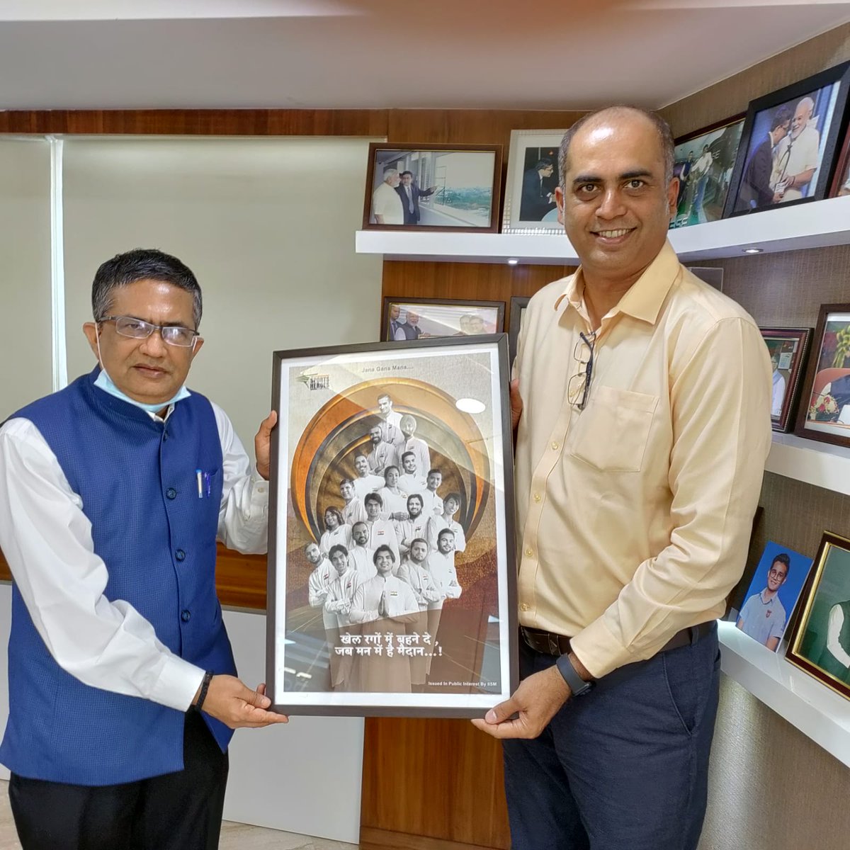 BSEIndia's tweet photo. Shri @NileshMKulkarni @info_iism presenting the photo frame with photos of the Olympic Medal Winners to Shri @ashishchauhan, MD&amp;CEO @BSEIndia at BSE @thesportshero https://t.co/WhSLrCTQve
