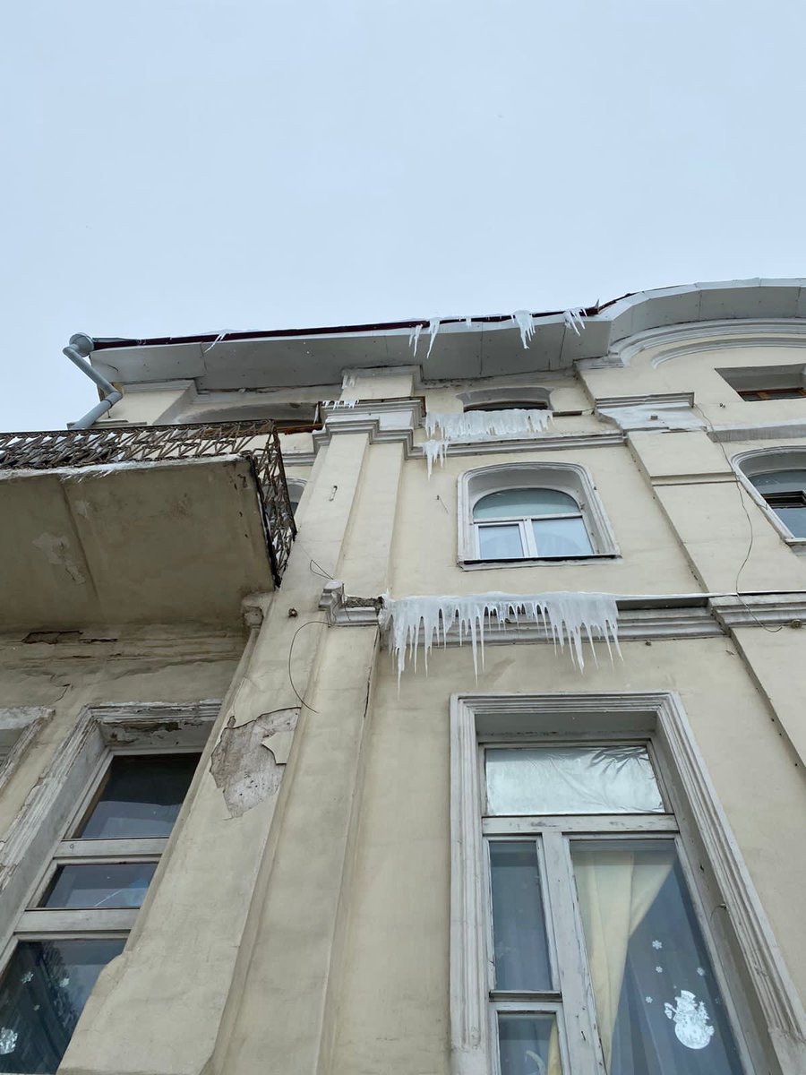 true30576138's tweet photo. @SamMobilePriem @E_Lapushkina @rradyukov @EDDSSamara максима Горького 79, окажите содействие по очистке фасада и кровли. В ГЖИ уже отправлено заявление https://t.co/69K7sCHEoI