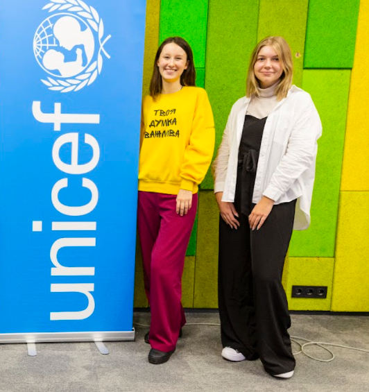 UNICEF_UA's tweet photo. Lisa, 22 y.o. is @UReportUkraine #volunteer with a drive to bring positive changes in her community.
"We need to ruin all stereotypes around youth #mentalhealth in #Ukraine &amp; work together to build safe, equal &amp; inclusive society" says activist at public dialogue with #youth https://t.co/lougOAYuNg