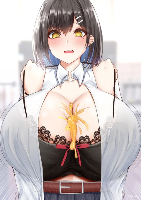 胸で卵割り挑戦をするDawnちゃん 