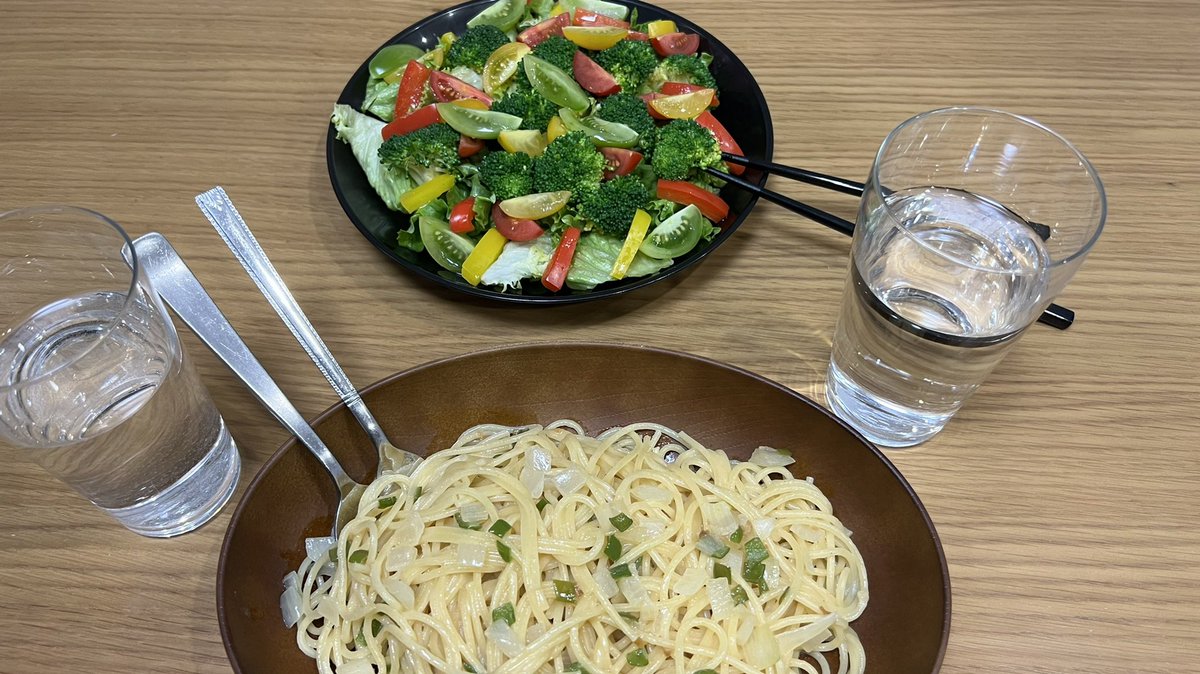 ダイナミックコード5話の素パスタと謎サラダの食卓再現したから皆見てくれ