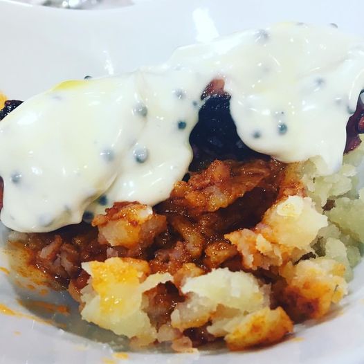 LasConchasMeson's tweet photo. ¿Te gusta el #Pulpo?🐙
Pues esta es tu #tapa: pulpo🐙 a la plancha, con #patatas🥔, #pimentóndelaVera  y salsa especial "Las Conchas" con huevas de caviar. 
¡Esta exquisita! 😋
#Mesonlasconchas #pulpoalaplancha #Salamanca #ruasalamanca #comerensalamanca #salamancaparacomersela https://t.co/9XzIawdb1W