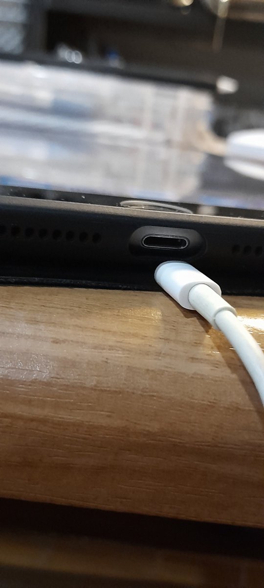 litecerrr's tweet image. กูก็ว่ากูชาร์จมาเป็นชม.ละนะ ทำไมแบตไม่ขึ้น