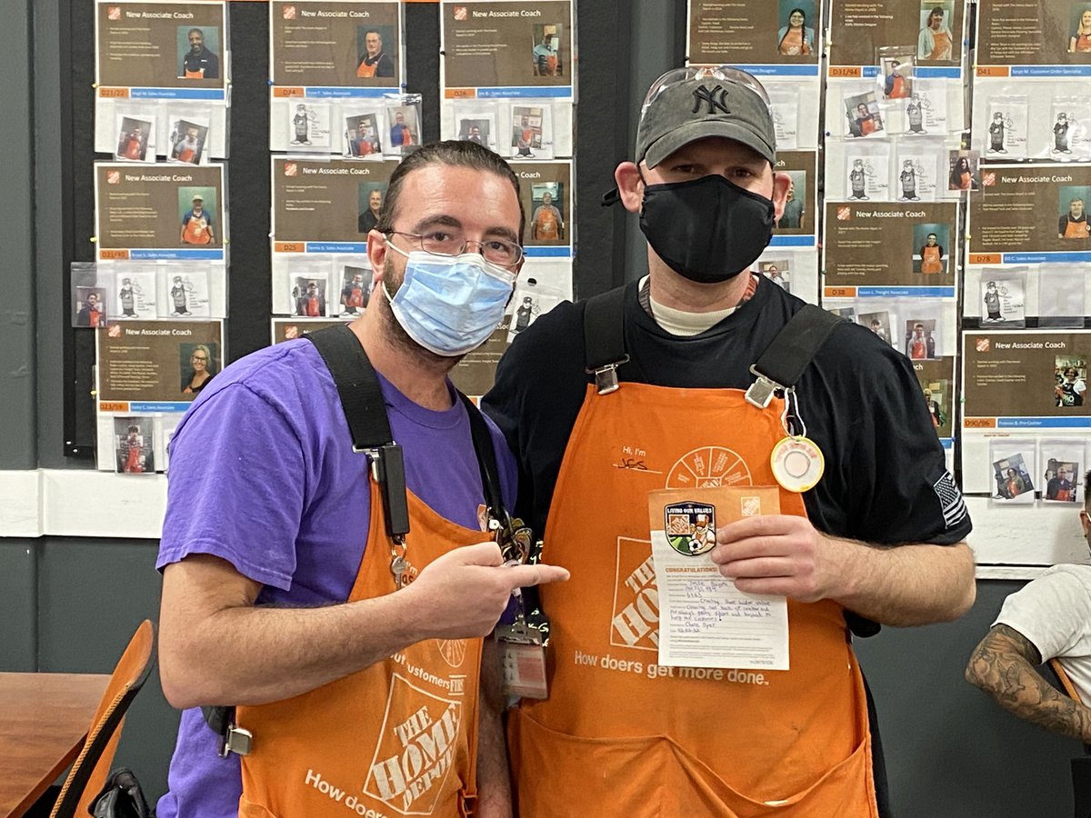 Department Supervisor Chase recognizing Jesse for doing an awesome job!!! ⁦@HDRessie_8531⁩ ⁦@tereseistweetin⁩ ⁦@WardallyJ⁩ #voa365