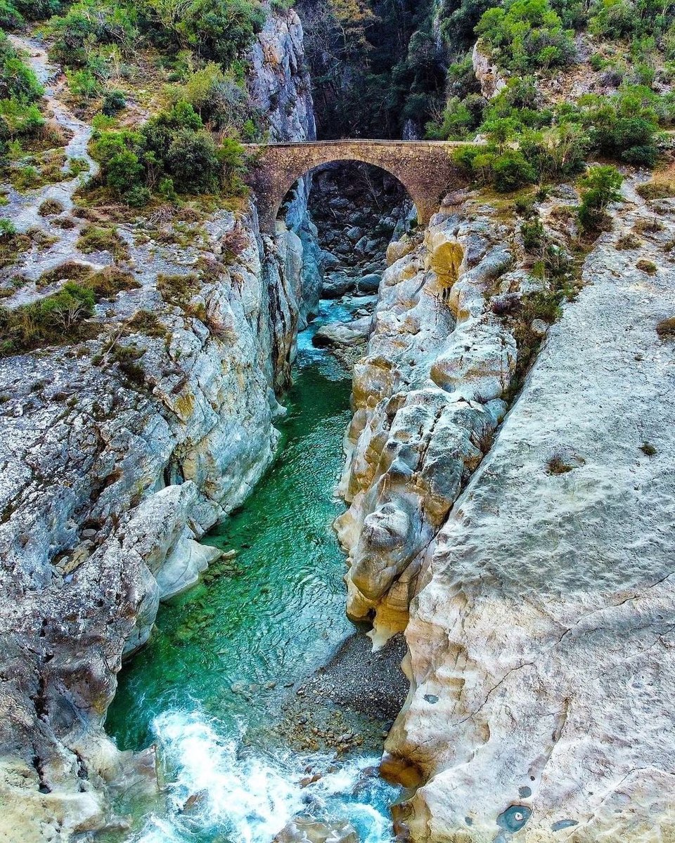 L'Estéron est une rivière française située dans les départements des Alpes-de-Haute-Provence et des Alpes-Maritimes, en région Provence-Alpes-Côte d'Azur. 

#doucefrance #france #magnifiquefrance
#tourismefrance #igersfrance #igersfrancenature
📸ben.lamotte