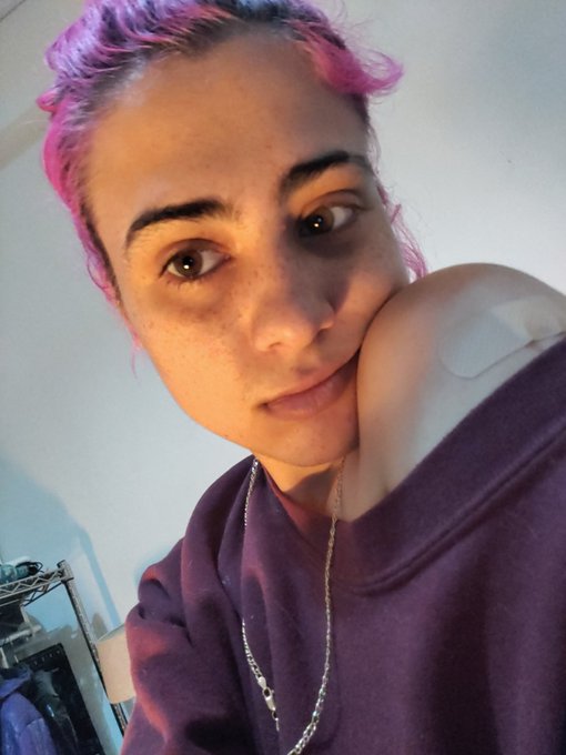 Vacunada y febril, mandar &aacute;nimos y comida💕 https://t.co/pBR9Craq6K