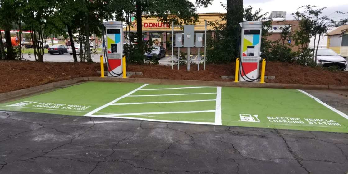 georgiapowerET's tweet photo. 🚨New Charger Alert!
Charge your car while grabbing a bite to eat one of our newer installations with the latest equipment. Charging’s now more convenient than ever. #drivingGAforward #DriveElectric

📍: 7348 Tara Blvd.  Jonesboro, Ga https://t.co/bSjqA8SQ4A