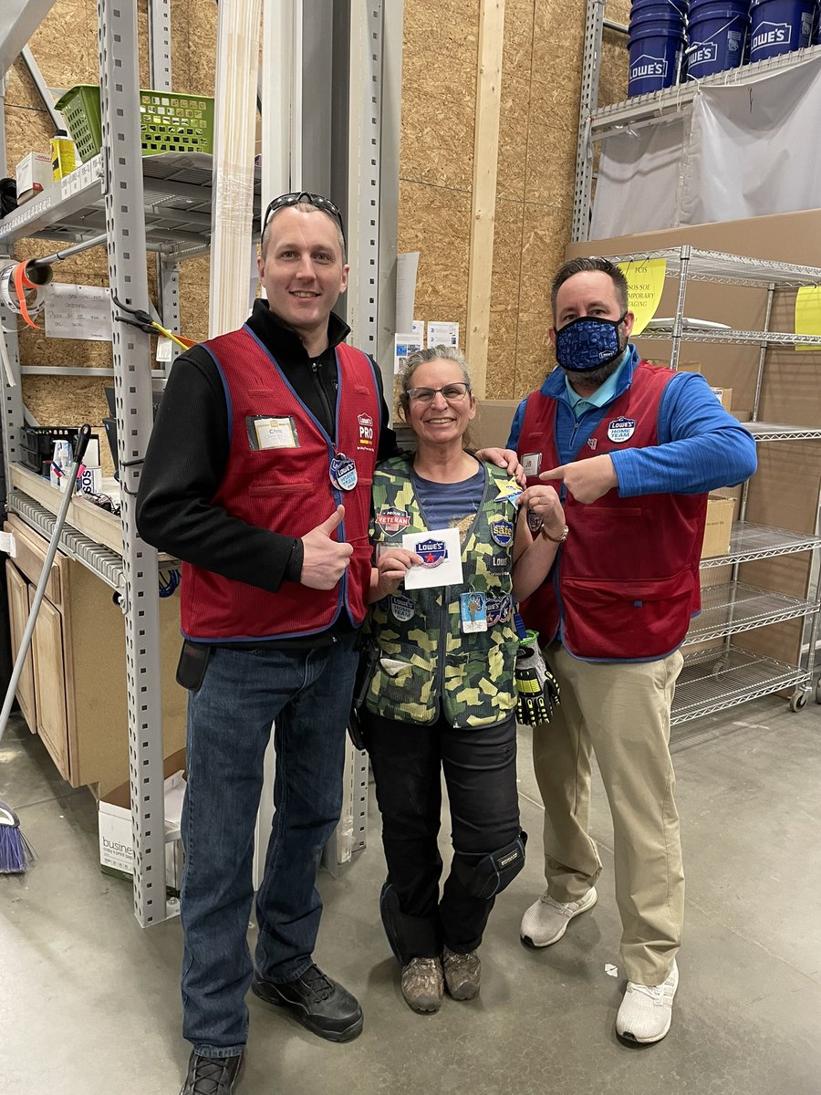 Chris &amp; <a href="/JMB_Burnett/">Jeffrey “JB“ Burnett</a> recognizing Yale in Appliances for executing SMART behaviors on the floor identifying PRO’s and converting them to LOWES PROS!!! #KeepGrinding <a href="/BenitoKomadina/">Benito.Komadina@Lowes</a> @LauraG813R1 @JavnikaPatel183 <a href="/ShaneGagne76/">Shane Gagne</a>