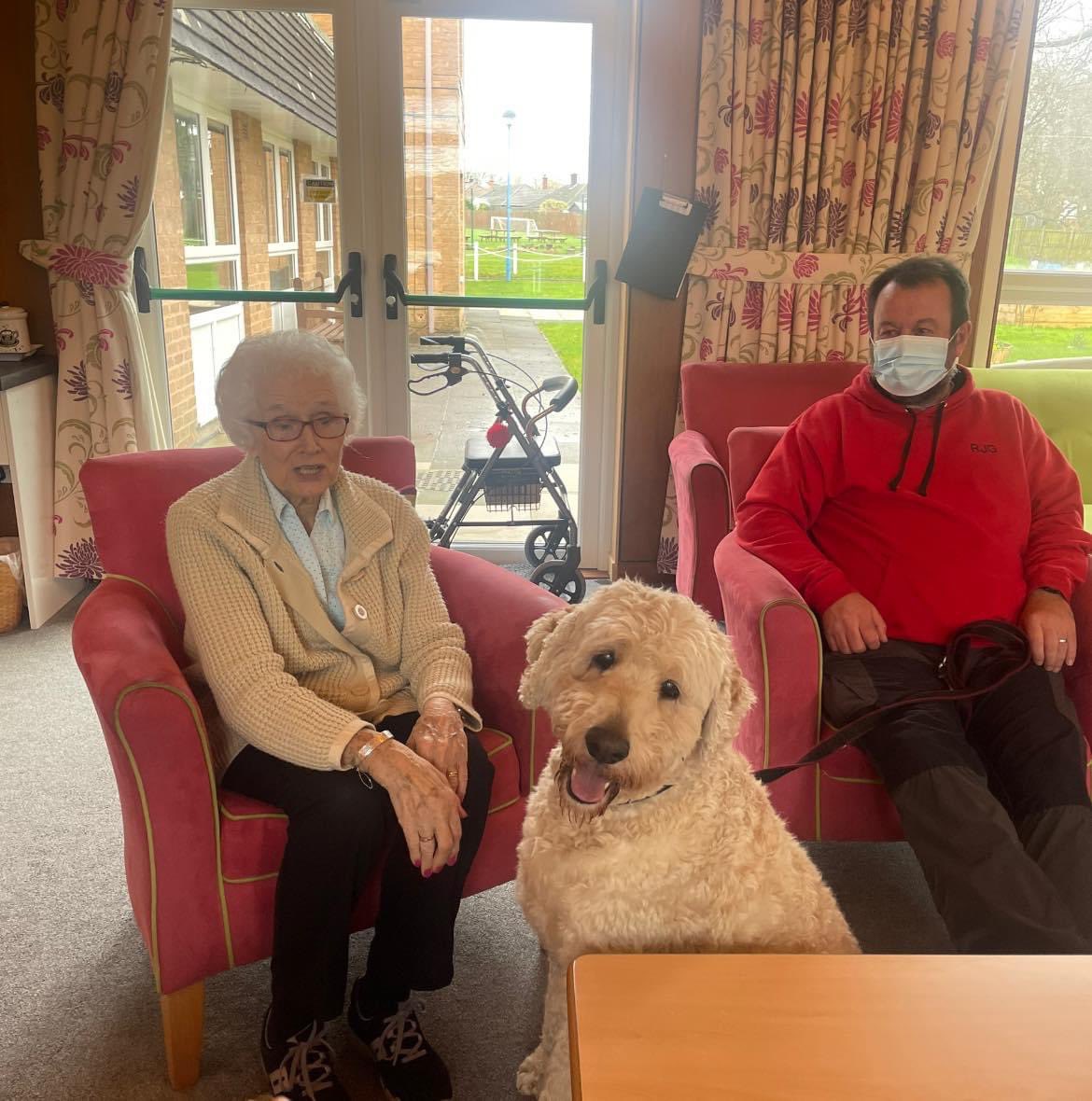 My monthly outing with dad <a href="/GahanRichard/">Richard Gahan</a>  to <a href="/ELMCHewlettCt/">HewlettCourt</a> to see the residents and staff
 All part of my <a href="/PetsAsTherapyUK/">Pets As Therapy</a> role 😀