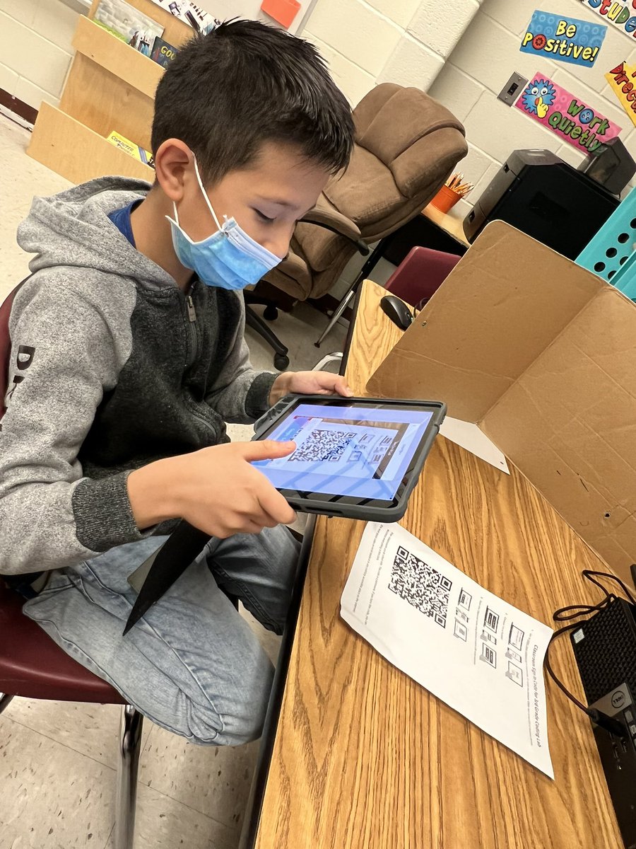 MsGllopez's tweet image. #DigitalLearningDay in full effect here at the LES Coding Lab. It’s a great day to celebrate Technology on Twosday with Tutus, Tiaras, and everything Twos! Add in a mic, some BeeBots, @Seesaw, and Code-a-Pillar and we got ourselves some great #TechXplore!