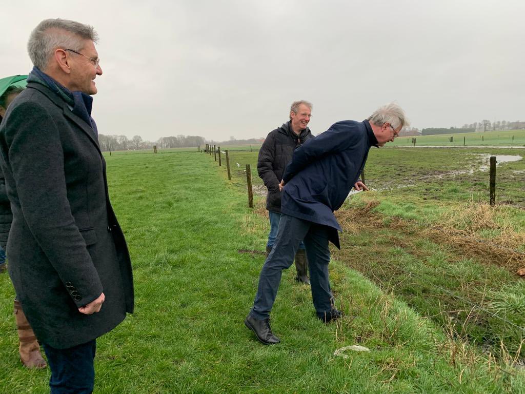 In <a href="/gem_roosendaal/">Gemeente Roosendaal</a> wordt hard gewerkt aan een klimaatbestendige binnenstad èn water 💦 vasthouden in het buitengebied: roosendaal.nl/roosendaal-nat… 
Met wethouder <a href="/IngeRaaij/">Inge Raaijmakers</a>, dijkgraaf <a href="/keesjandevet/">Kees Jan de Vet</a> @brabantsedelta en @WTGBens <a href="/ZLTO/">ZLTO</a>. 
<a href="/deltaprogramma/">Deltaprogramma</a> #onswater