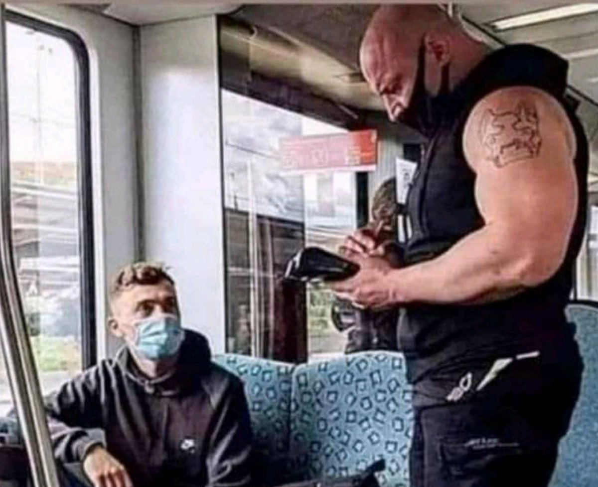 PostsFou's tweet photo. Quand ce contrôleur est monté, même le chauffeur a prit un ticket https://t.co/hBSEiCNCvT
