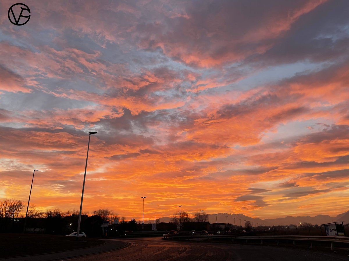 #IlCieloSopraDiMe 🌅

#Collegno #Torino #Italy #Italia #ViciuPacciu #Photography #SkylineViews #Sunset #Tramonto #Piemonte #Clouds #ILovePiemonte #ILoveSunset #FollowTheSunset