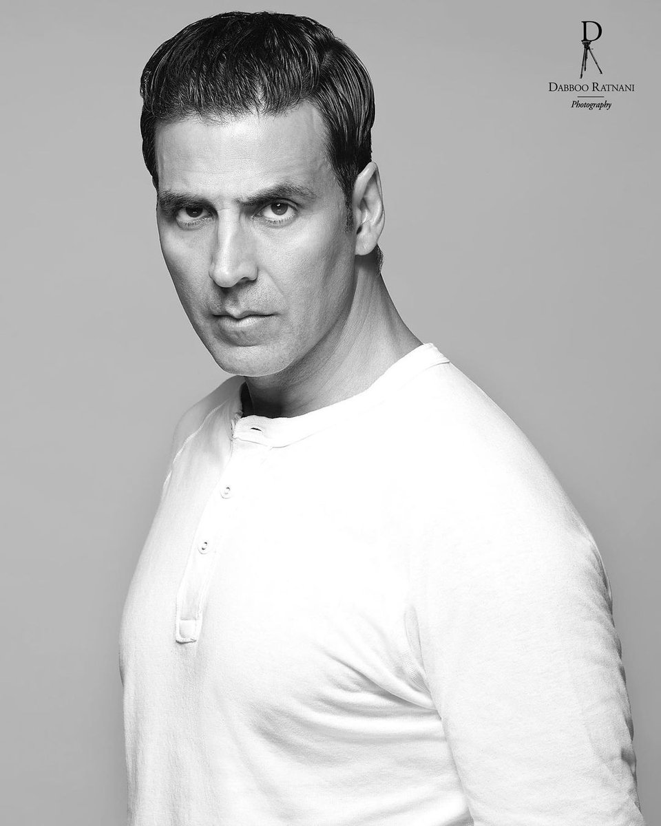 Imfitnfine's tweet photo. Who's the biggest bollywood superstar between these 2 actors?!? 

#ShahRukhKhan      #AkshayKumar

Retweet♻                      Like 👍 https://t.co/TdSogDYcwE