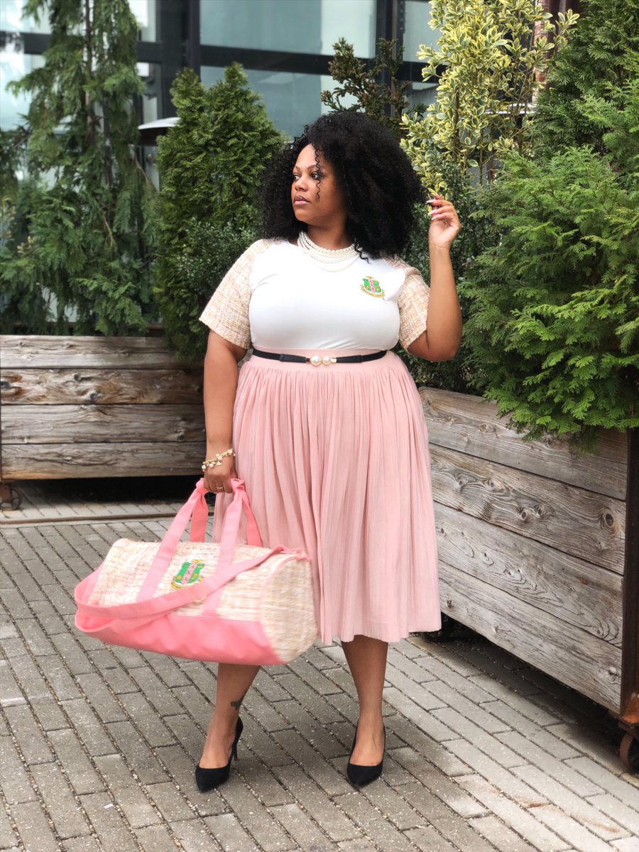 BDeniseCole's tweet photo. Ivy Storehouse has me feeling O So Pretty and ready to take on whatever the day throws my way in my AKA Tweed Tunic and AKA Carry All Bag featured in the January 2022 Ivy Box.

#ivyboxambassador #ivybox #ivystorehouse #aka1908 #aka #alphakappaalpha https://t.co/LRnOx40ZKu
