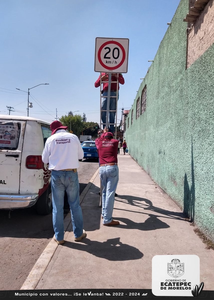 #MovilidadEficiente | Estamos realizando la colocación de señalamiento restrictivo de No Estacionarse y limite de velocidad, en Adolfo López Mateos R1, a fin de prevenir accidentes de tránsito. Por una cultura cívica, respetemos el Reglamento de Tránsito. #MunicipioConValores