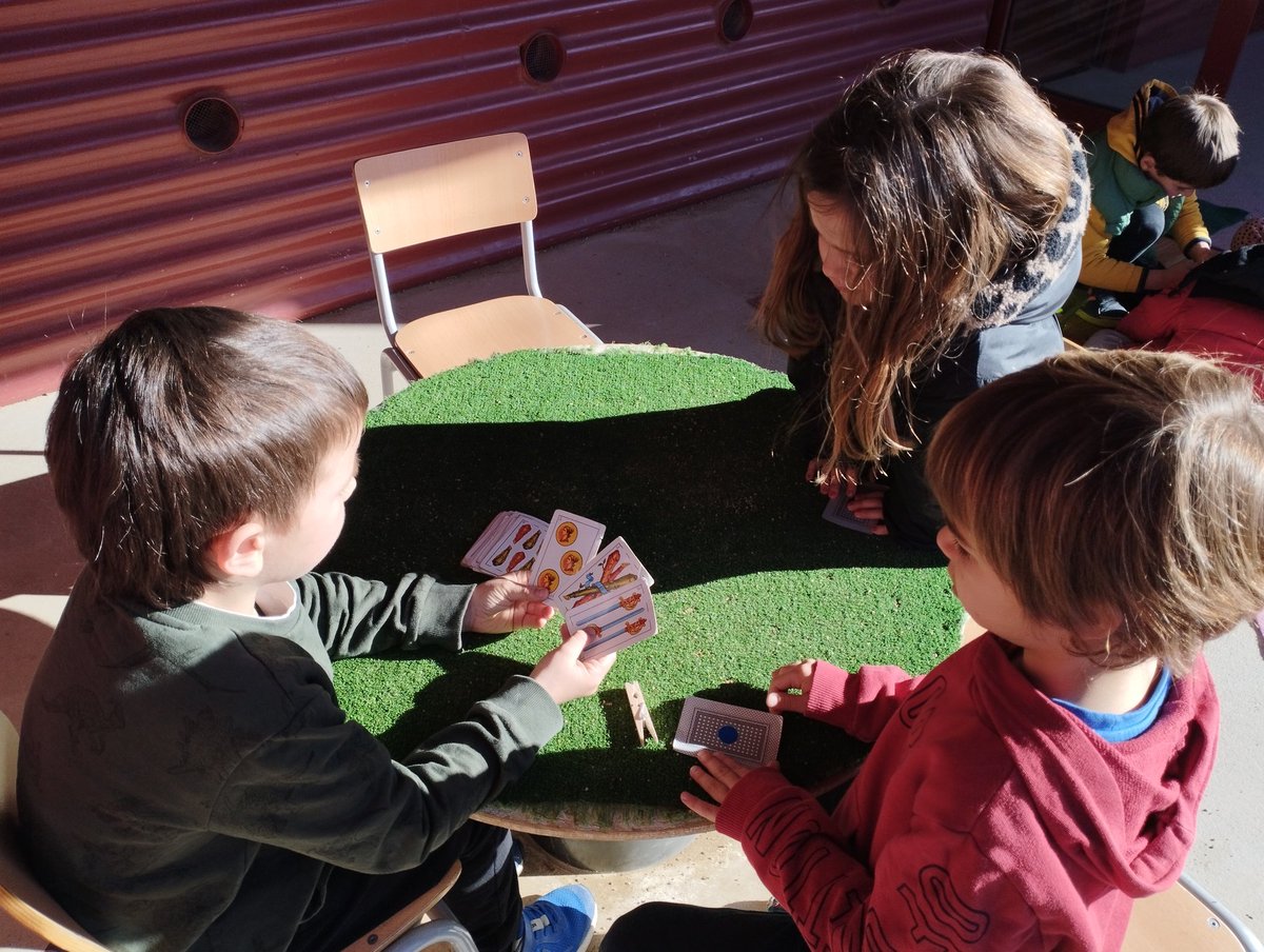 ie_martamata's tweet photo. Avui a  P5 hem aprofitat el solet per barrejar els grups i sortir al pati a jugar a jocs de taula matemàtics.#InfIEMM https://t.co/qcLRHemtcx