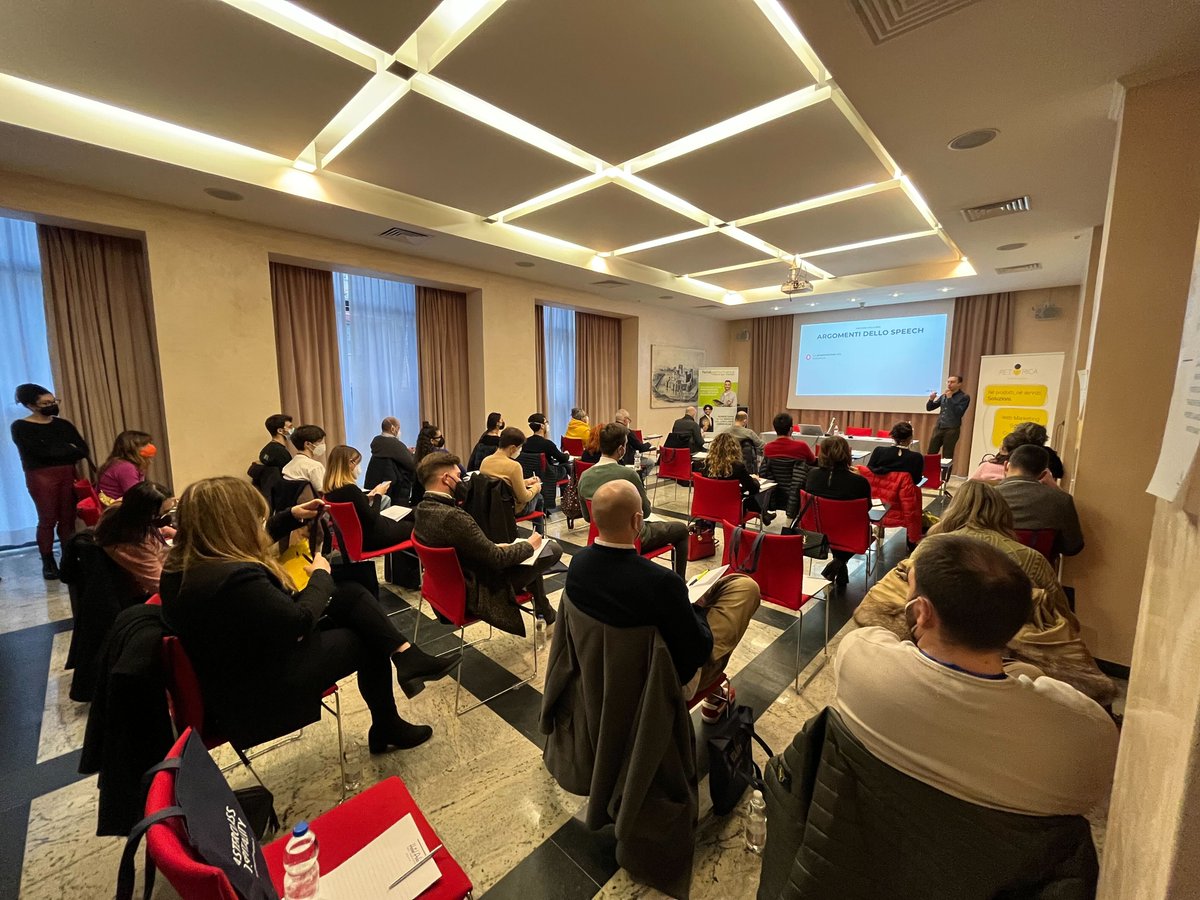 slope_it's tweet photo. È sempre bello quando si può tornare a fare formazione in aula, specialmente se il pubblico è reattivo ed ha voglia di mettersi in gioco.  
Grazie a Retorica Comunicazione e Hotelperformance, 
partner dell'evento #MasterclassHospitality. https://t.co/fxdzSZ1Cv7