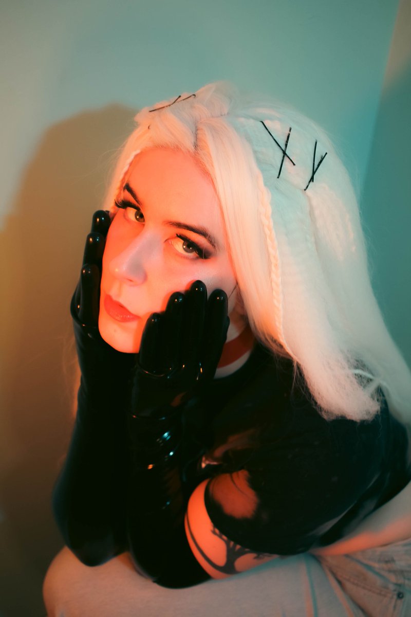 itsmsem1's tweet photo. New shoot finally ☺️🥰
Pretty simple look. Can never go wrong with adding some #latex gloves and Pleaser shoes 😌
Photos @rubber_robby 
Gloves @HonourClothing 
Choker and edit by me 🦋 https://t.co/YFL5OuBtSO