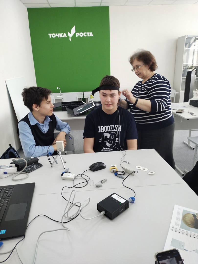 Девиз #умныхканикул : «Вчера – мечта, сегодня - цель, завтра – реальность». С большим интересом посещают наши 9-ники занятия курсов  "Биологические цифровые лаборатории" и  "Цифровая лаборатория физического эксперимента"  в Центре "Точка роста". 
<a href="/pu_monso/">Поволжское управление МОиН СО</a>  
<a href="/Volzhsky_adm/">Администрация Волжского района</a>