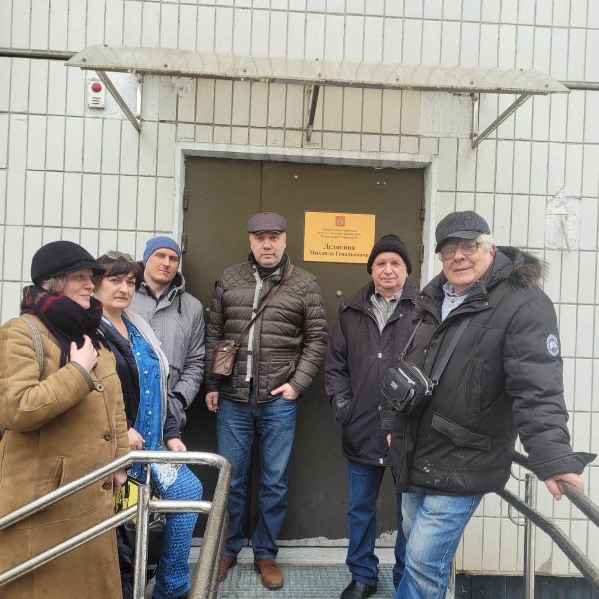 С инициативной группой владельцев гаражей, расположенных по периметру Битцевского леса, дошли до Прокуратуры, отдали заявления о попытках сноса и добились прокурорского реагирования. Также провели совещание в приемной М. Делягина и обсудили меры против незаконного сноса.

#гаражи