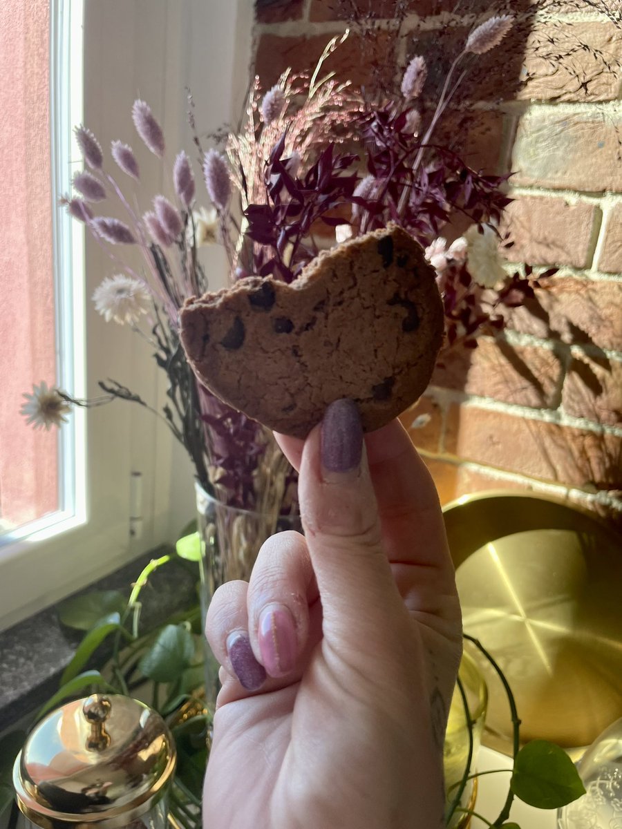 Io oggi devo andare dal nutrizionista/dietista/…e come vedete mi sto godendo l’ultimo momento di gioia. Addio cookies, è stato bello.