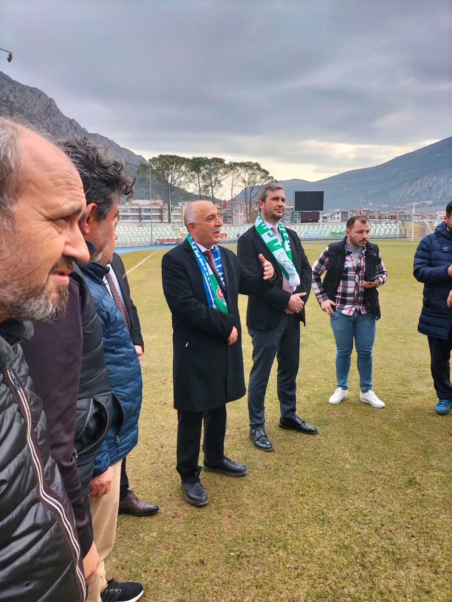 amasyamerkezmib's tweet photo. Amasyaspor 1968FK kulübümüzün antremanına katılarak futbolcularımıza tatlı ikramında bulunduk. Kulübümüzün teknik ekibine, futbolcularına ve yöneticilerine 3. Lig yolunda başarılar diliyoruz. 
Amasyaspor 1968FK takımımızın her zaman yanında olacağız. 💚🤍 https://t.co/8WZMYI5gM9
